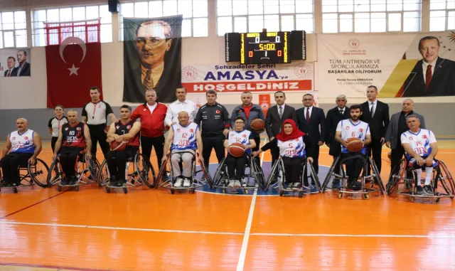 Amasya'da protokolle dostluk maçında kazanan engelli bireyler oldu