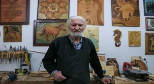 Anılarını ahşap sanatıyla şekillendiriyor