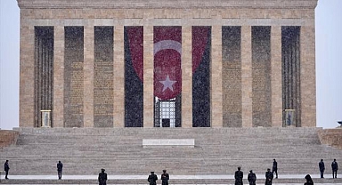 Ankara'da yüksek kesimlerde kar yağdı, kış yüzünü gösterdi