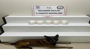 Balıkesir'de otomobilin bagajına gizlenmiş 5 kilogram uyuşturucu ele geçirildi
