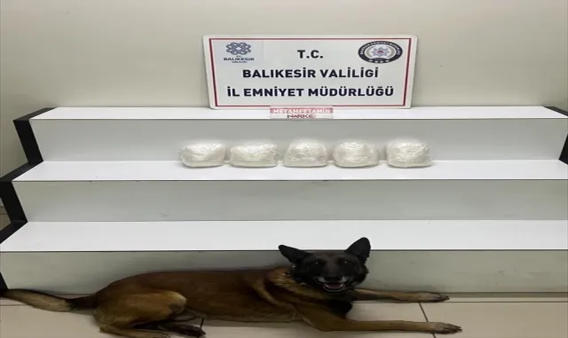 Balıkesir'de otomobilin bagajına gizlenmiş 5 kilogram uyuşturucu ele geçirildi