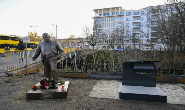 Berlin'de, bir aşırı sağcı tarafından öldürülen siyasetçinin heykeli CDU Genel Merkezi önüne konuldu