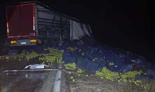 Beyşehir'de bariyere çarpan tırın sürücüsü yaralandı 