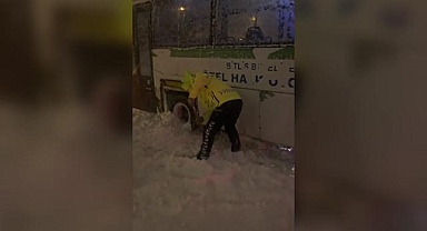 Bitlis'te kar nedeniyle yolda kalan sürücülere trafik ekipleri yardım etti