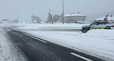 Bitlis'te yoğun kar nedeniyle bazı yollar ağır vasıtalara kapatıldı