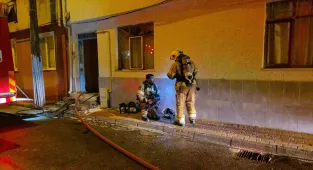 Bursa'da 3 katlı binanın çatısında çıkan yangın söndürüldü