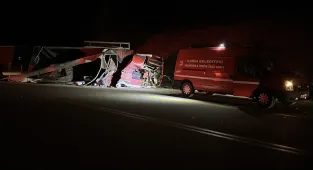 Çorum'da devrilen kamyonun sürücüsü yaralandı