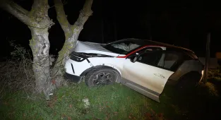 Edirne'de yoldan çıkan otomobildeki 3 kişi yaralandı