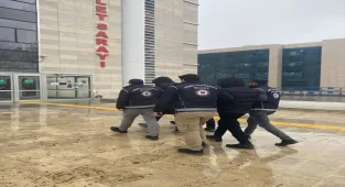 Elazığ'da 16 düzensiz göçmen yakalandı, 2 zanlı tutuklandı