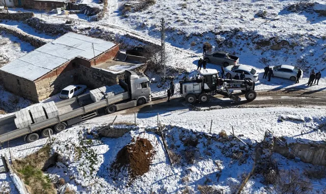 Elazığ'da kar nedeniyle mahsur kalan tır kurtarıldı