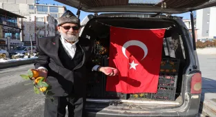 Elmacı Dede Hakkari'deki askerlere elma ve mandalina getirdi