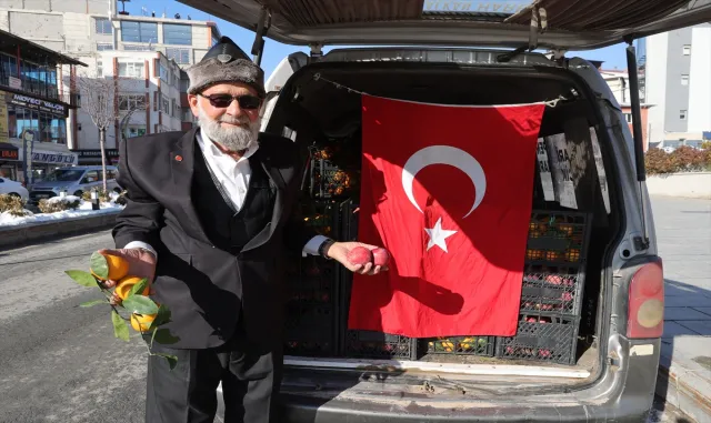 Elmacı Dede Hakkari'deki askerlere elma ve mandalina getirdi