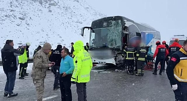 Erzincan'da otobüs tıra çarptı, 3 kişi yaralandı
