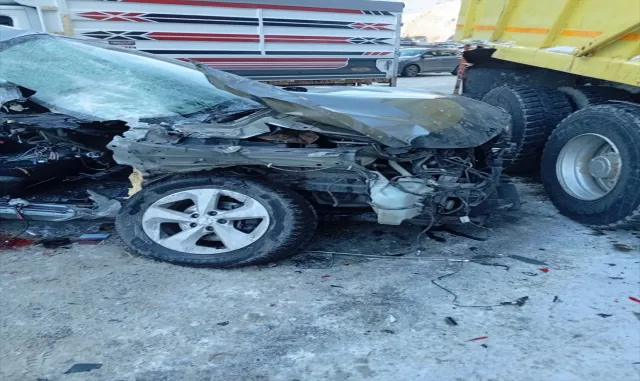Erzurum'da tır ile SUV tipi aracın çarpıştığı kazada 6 kişi yaralandı