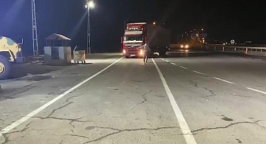 Erzurum'da tırın dorsesinde 23 düzensiz göçmen bulundu, sürücü tutuklandı