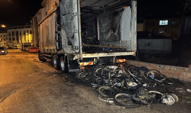 Eskişehir'de park halindeki kamyonun dorsesinde yangın çıktı