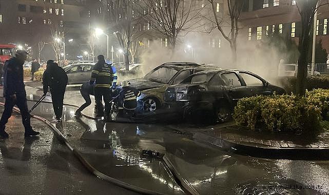 Eskişehir'de yanan iki otomobil kullanılamaz hale geldi
