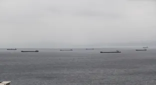 Fırtınadan kaçan yük gemileri Sinop doğal limanına sığındı