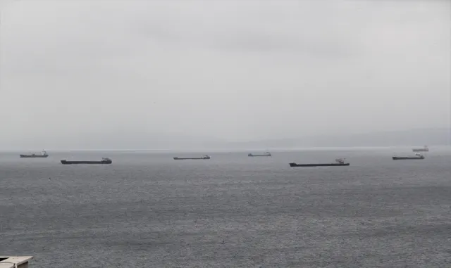 Fırtınadan kaçan yük gemileri Sinop doğal limanına sığındı