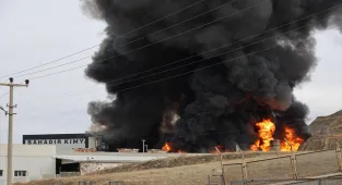 GÜNCELLEME 2 - Kırıkkale OSB'de bir fabrikada çıkan yangına müdahale ediliyor
