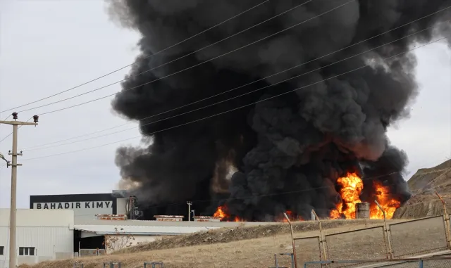 GÜNCELLEME 2 - Kırıkkale OSB'de bir fabrikada çıkan yangına müdahale ediliyor