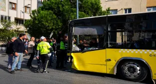 GÜNCELLEME 2 - Üsküdar'da İETT otobüsünün bir iş yerine girmesi sonucu 3 kişi yaralandı