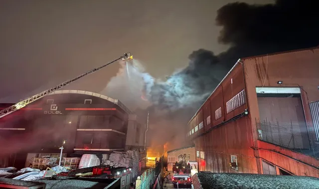 GÜNCELLEME - Esenyurt'ta çıkan fabrika yangınına müdahale sürüyor