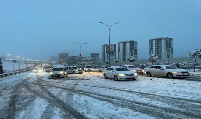 GÜNCELLEME - Şanlıurfa'da kar yağışı etkili oluyor