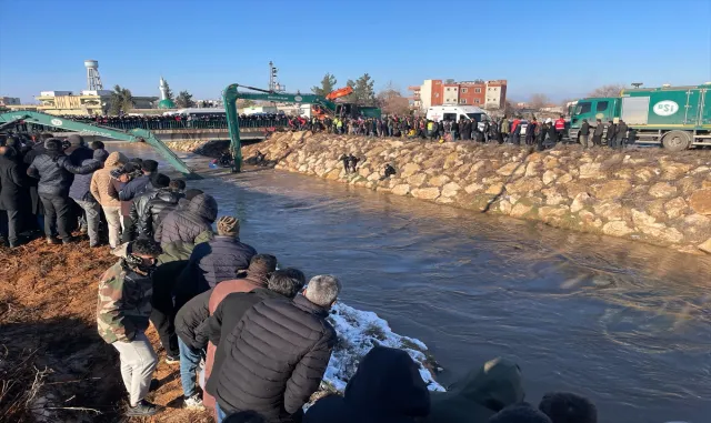 GÜNCELLEME - Şanlıurfa'da sulama kanalına düşen otomobilin sürücüsünü arama çalışmalarına ara verildi