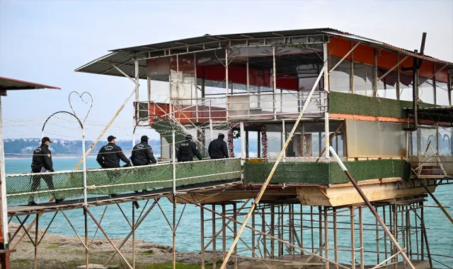 GÜNCELLEME - Seyhan Baraj Gölü kıyısındaki kaçak yapıların yıkımına başlandı