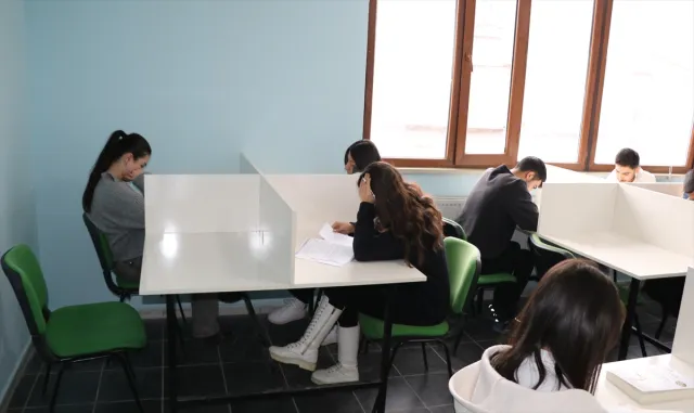 Hakkari'de öğrenciler, ücretsiz kurslarla sınavlara hazırlanıyor