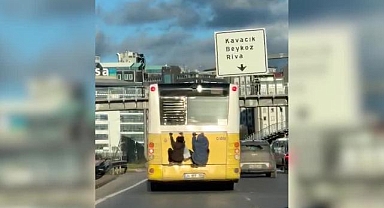 İstanbul Beykoz'da çocukların İETT otobüsünün arkasına asılarak yolculuk etmesi kameralara yansıdı