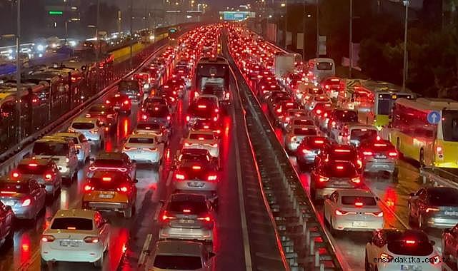 İstanbul'da akşam saatlerinde trafik yoğunluğu yüzde 83'e çıktı