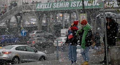 İstanbul'un bazı bölgelerinde aralıklarla karla karışık yağmur ve kar etkili oluyor