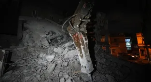 İzmir'de yıkımı yapılan inşaatın beton blokları eve zarar verdi 