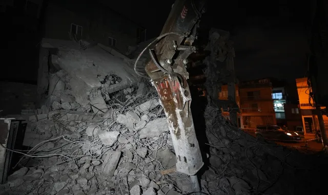 İzmir'de yıkımı yapılan inşaatın beton blokları eve zarar verdi 