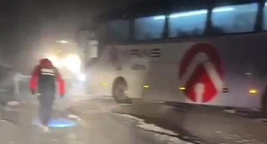Kars'ta kar nedeniyle 30 yolcusuyla mahsur kalan otobüs kurtarıldı
