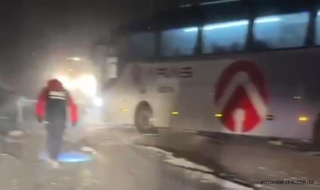 Kars'ta kar nedeniyle 30 yolcusuyla mahsur kalan otobüs kurtarıldı
