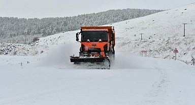 Kastamonu'da ekipler yeni yıla köy yollarını açarak giriyor