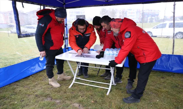 Kayıp öğretmen Porsuk Çayı'nda Ankara'dan gelen dalgıç polislerce aranıyor