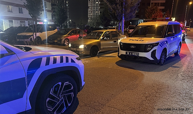 Kayseri'de polise çarptıktan sonra kaçmaya çalışan araçtaki 4 kişi yakalandı