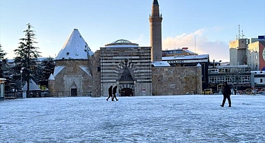 Kırşehir ve Niğde'de kar yağışı etkili oluyor