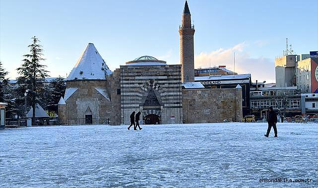 Kırşehir ve Niğde'de kar yağışı etkili oluyor