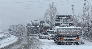 Malatya-Kayseri kara yolu, kar yağışı nedeniyle ağır tonajlı araçların geçişine kapatıldı