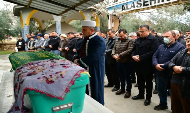 Manisa'da eşi tarafından öldürülen kadın defnedildi