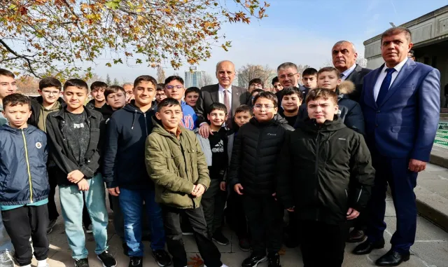 Milletvekili Çopuroğlu Meclis'te Kayseri'den gelen öğrencileri misafir etti