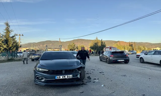 Muğla'da iki otomobilin çarpıştığı kazada 5 kişi yaralandı
