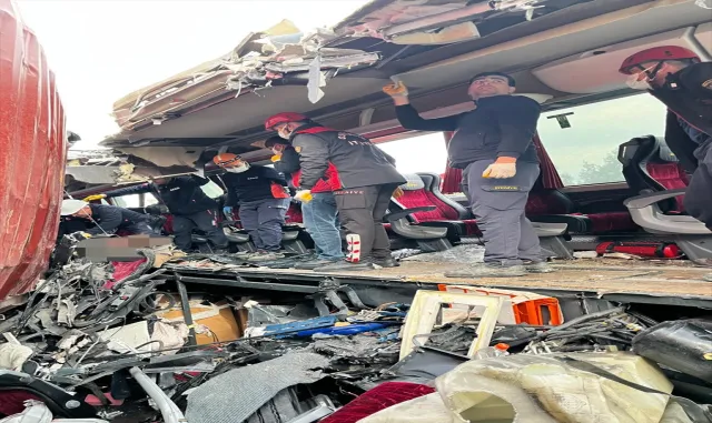 Osmaniye'de tıra çarpan otobüsteki 7 kişinin öldüğü kazaya ilişkin 2 sürücü tutuklandı