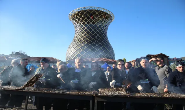 Rize'deki festivalde 2 ton hamsi dağıtıldı