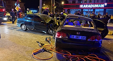Sakarya'da iki otomobilin çarpıştığı kazada 1 kişi öldü, 2 kişi yaralandı